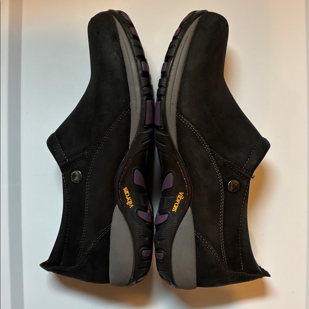 Dansko XP 2.0 Black Leather Clogs Womens SZ 39 Vibram Non Slip Nurse Work Shoes